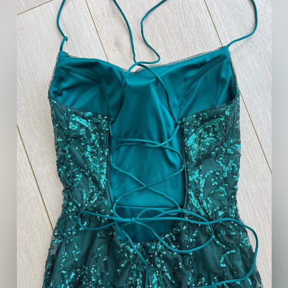 Absolutely stunning prom/ball gown - Picture 3 of 9